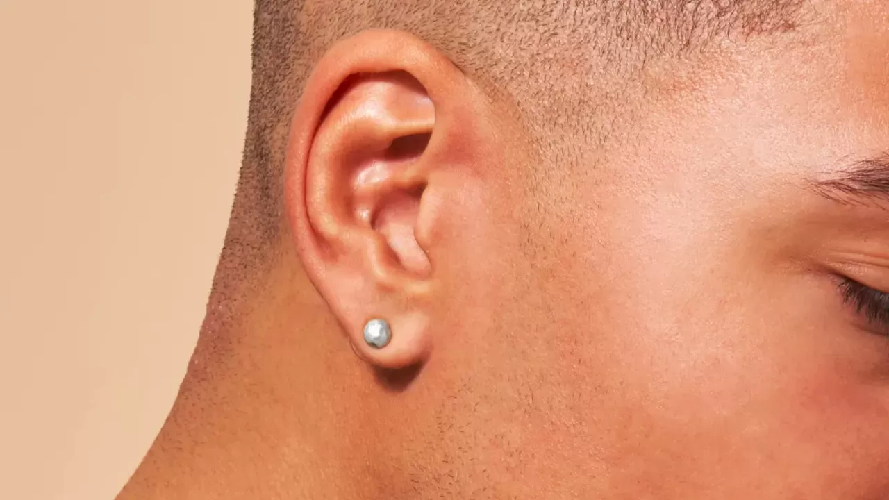 men earrings 1 معنی گوشواره در گوش پسران: بررسی فرهنگی، تاریخی و معاصر